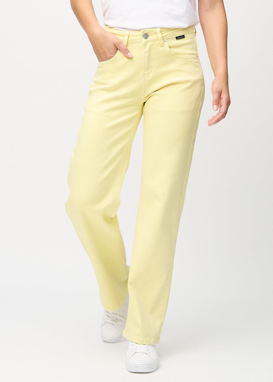 Loose-Jeans für Damen in Hellgelb, Farbe Lemonades. Vorderansicht an einem Model, locker geschnitten mit viel Platz an den Beinen.