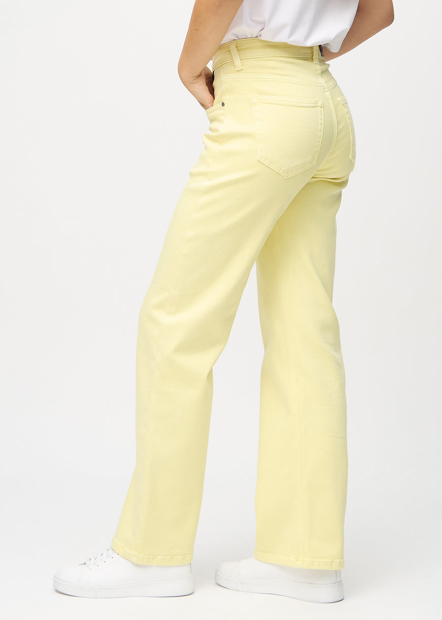 Loose-Jeans für Damen in Hellgelb, Farbe Lemonades. Seitenansicht an einem Model, die weite Passform ist zu sehen.