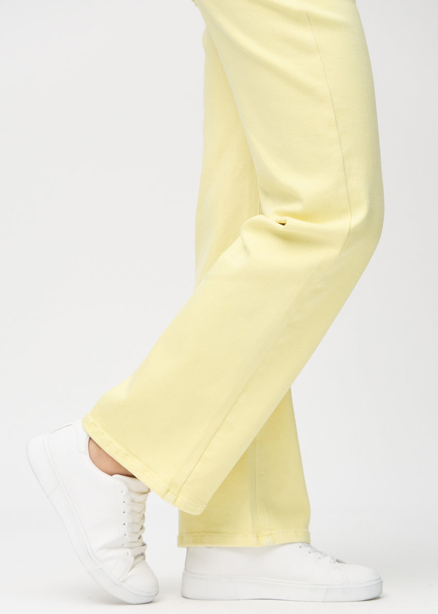Loose-Jeans für Damen in Hellgelb, Farbe Lemonades. Nahaufnahme an den Knöcheln eines Models, um die weiten Beinabschlüsse zu zeigen.