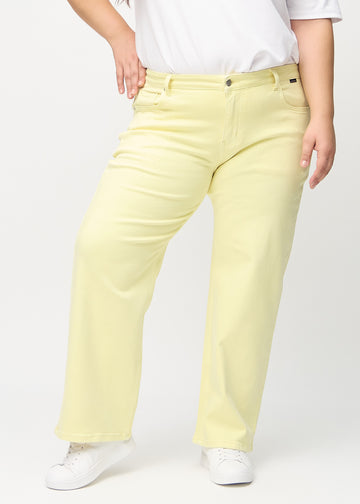 Loose-Jeans für Damen in Hellgelb, Farbe Lemonades. Vorderansicht an einem Plus-Size-Model, locker geschnitten mit viel Platz an den Beinen.