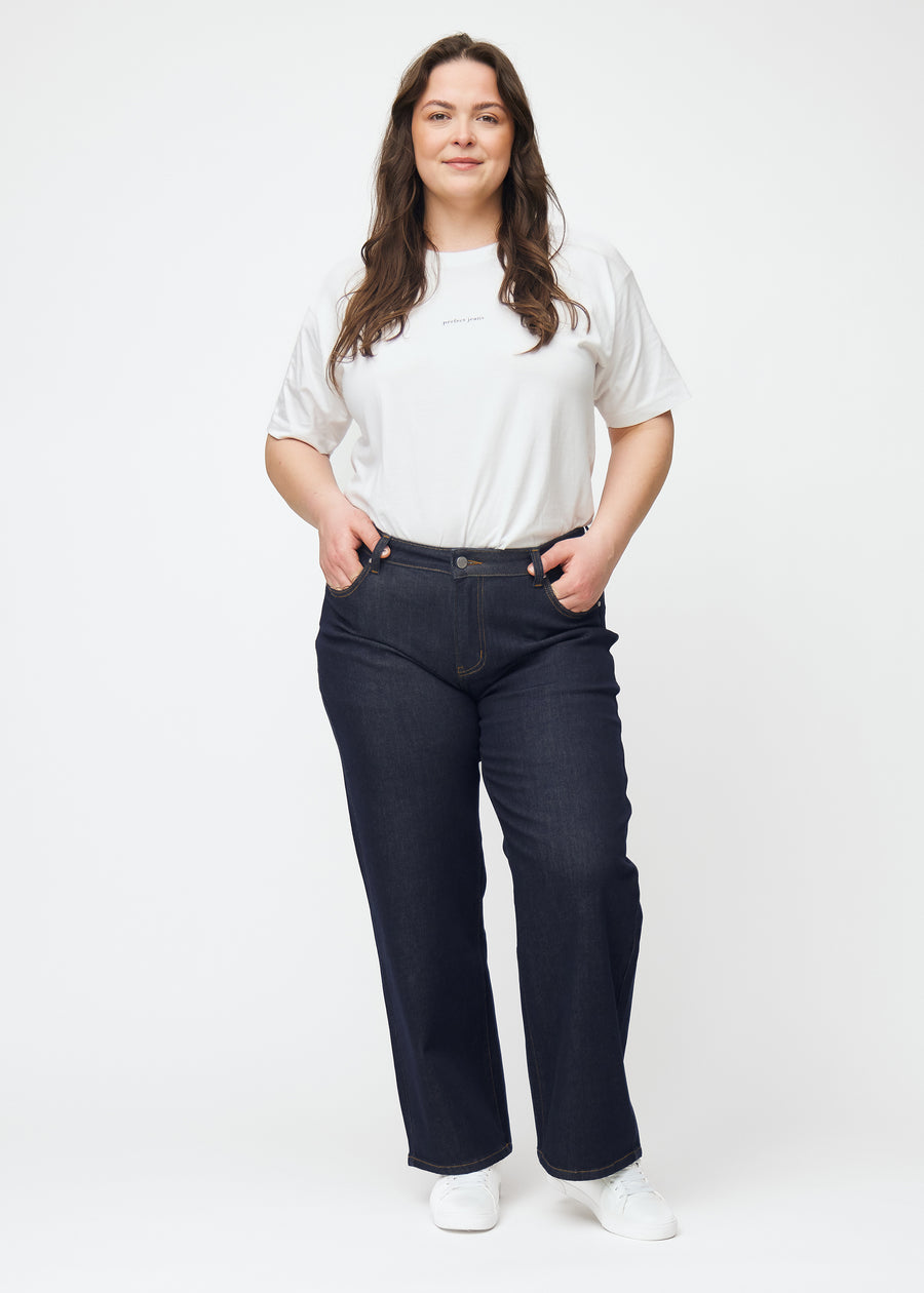 Ganzkörperbild eines Plus-Size-Models in tief dunkelblauer Denim jeans für Damen in der Farbe Midnights mit loose Passform.