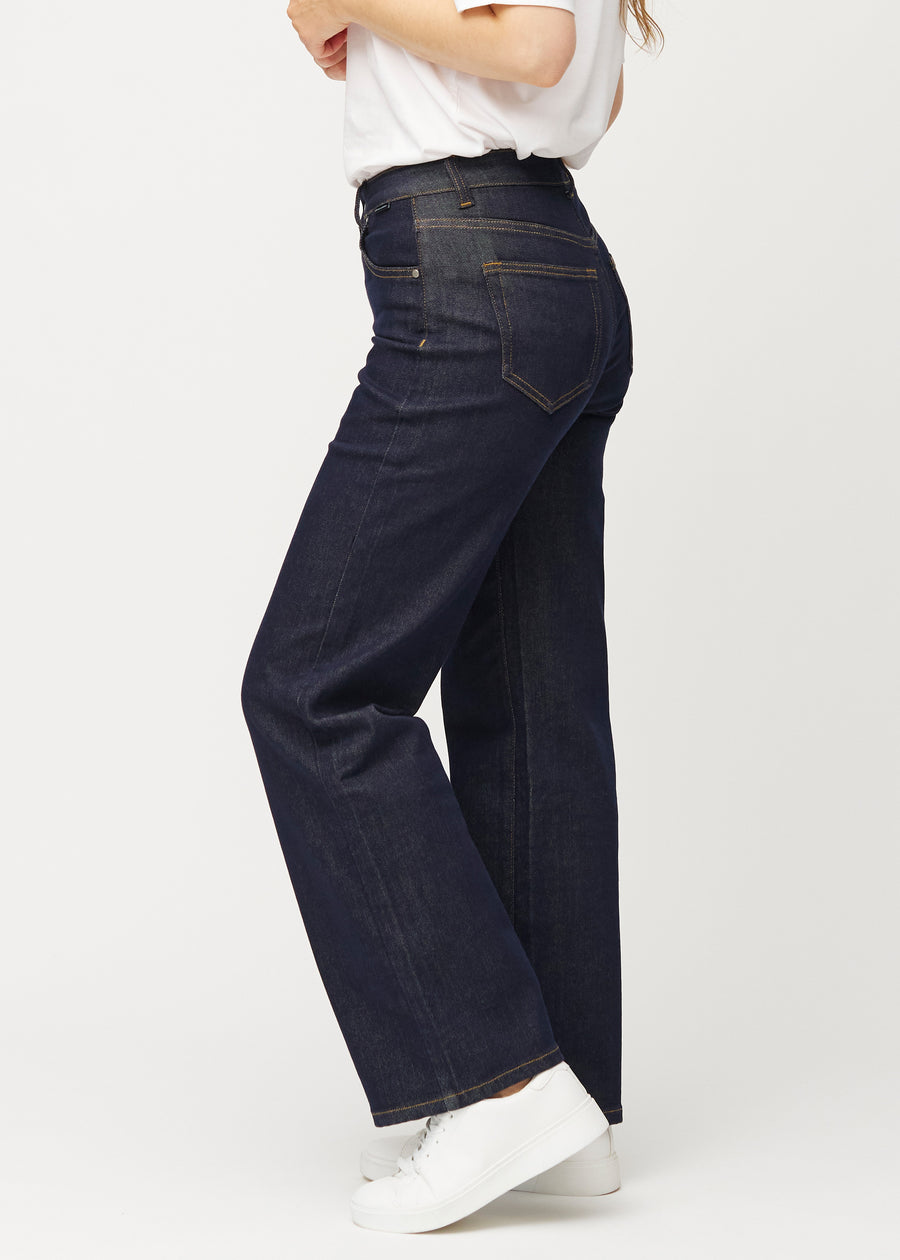 Tief dunkelblaue Denim jeans für Damen in der Farbe Midnights mit loose Passform, seitlich am Model gesehen.