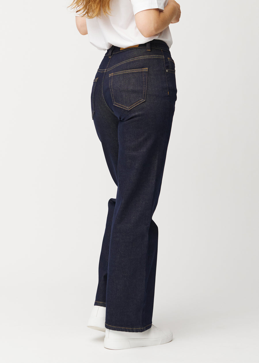 Tief dunkelblaue Denim jeans für Damen in der Farbe Midnights von hinten gesehen, damit die lockere Passform sichtbar ist.