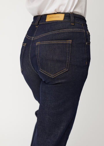 Tief dunkelblaue Denim jeans für Damen in der Farbe Midnights, von hinten in Nahaufnahme gesehen, um Passform und Details zu zeigen.