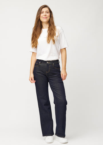 Ganzkörperbild eines Models in tief dunkelblauer Denim jeans für Damen in der Farbe Midnights mit loose Passform.