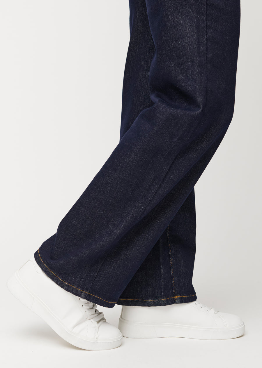 Tief dunkelblaue Denim jeans für Damen in der Farbe Midnights mit loose Passform, nah an den Knöcheln aufgenommen, um den weiten Abschluss zu zeigen.