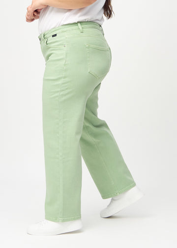 Loose-Jeans für Damen in Hellgrün, Farbe Mints. Seitenansicht an einem Plus-Size-Model, die weite Passform ist zu sehen.