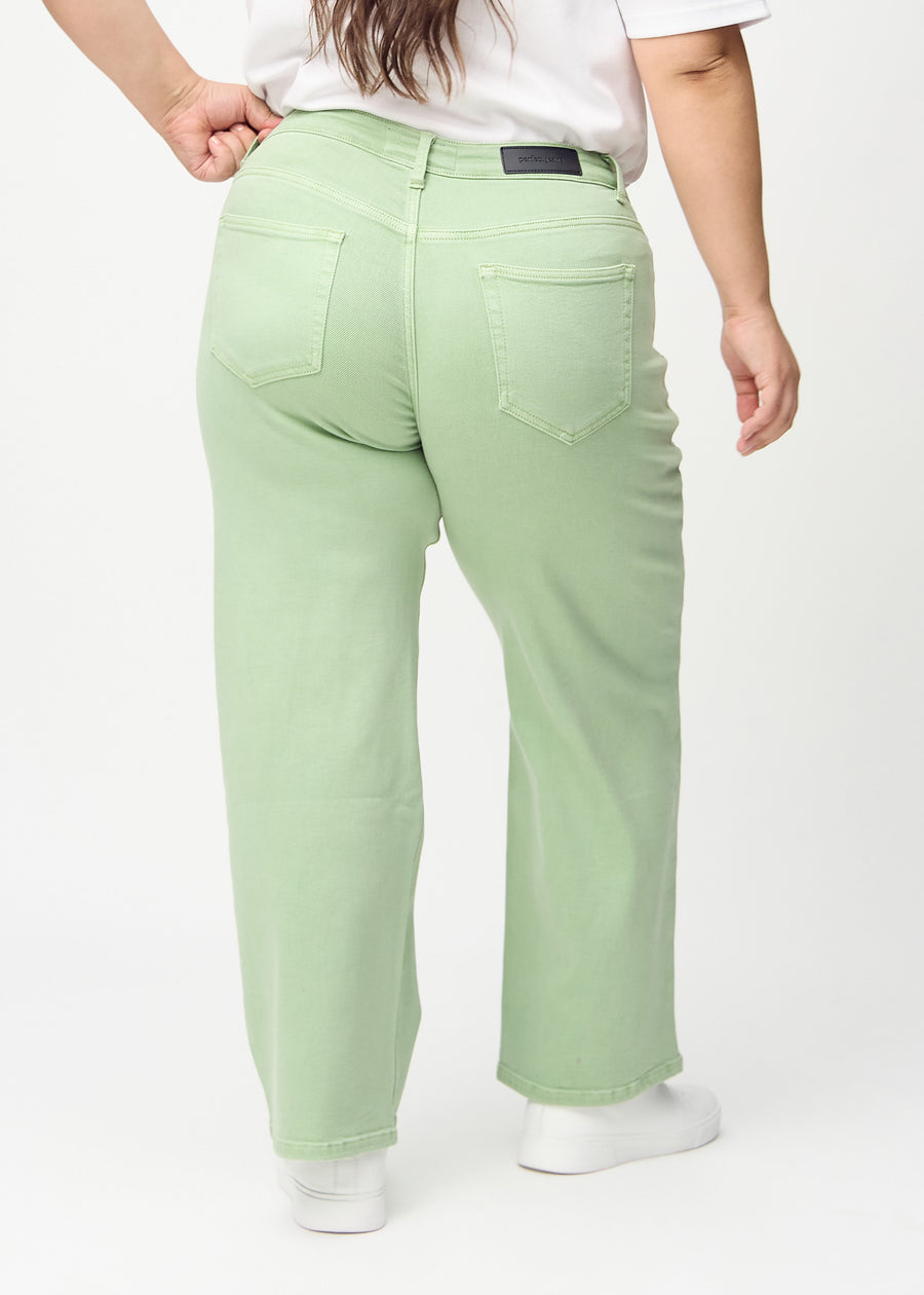 Loose-Jeans für Damen in Hellgrün, Farbe Mints. Rückansicht an einem Plus-Size-Model, die gesamte lockere Passform ist zu sehen.
