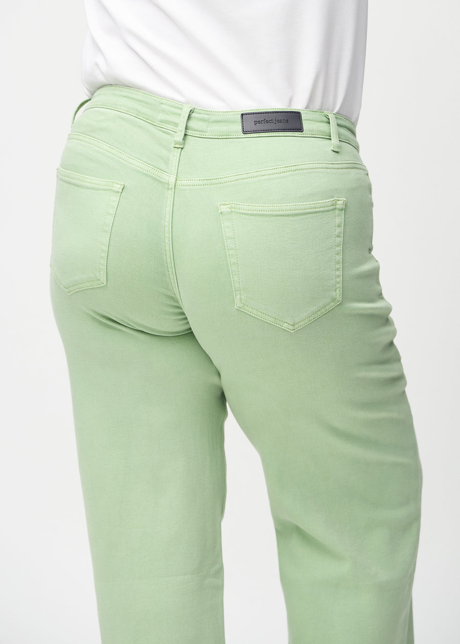 Loose-Jeans für Damen in Hellgrün, Farbe Mints. Nahaufnahme von hinten an einem Plus-Size-Model, um die Passform und Details zu zeigen.