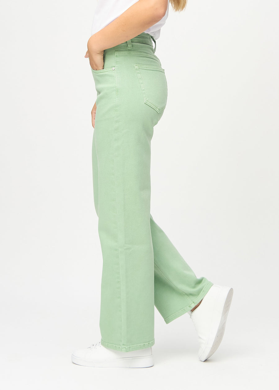 Loose-Jeans für Damen in Hellgrün, Farbe Mints. Seitenansicht an einem Model, die weite Passform ist zu sehen.