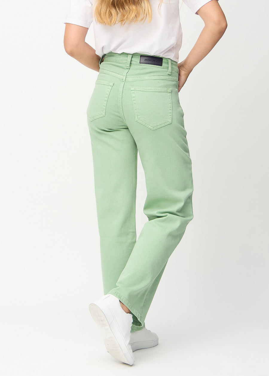 Loose-Jeans für Damen in Hellgrün, Farbe Mints. Rückansicht an einem Model, die gesamte lockere Passform ist zu sehen.