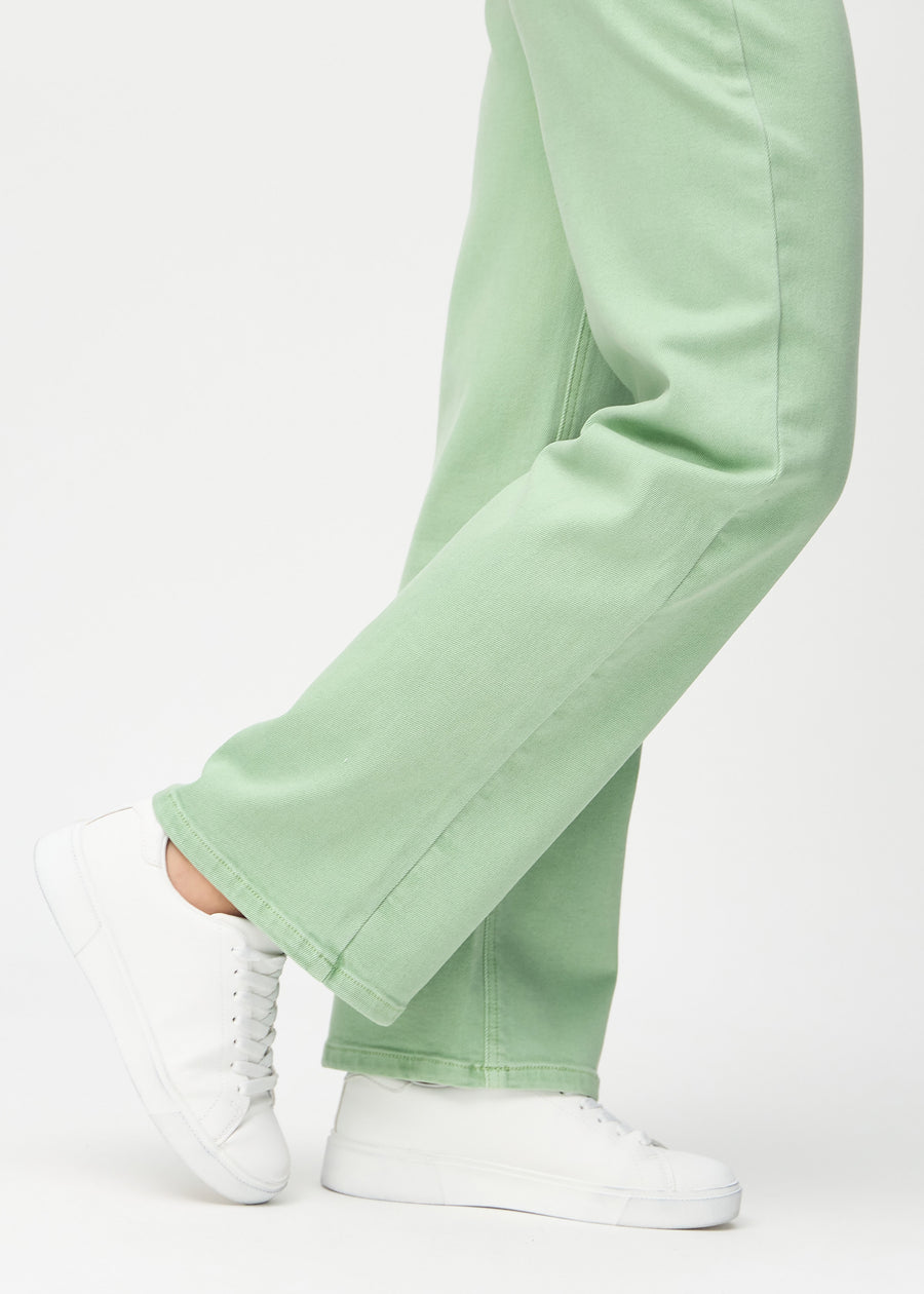 Loose-Jeans für Damen in Hellgrün, Farbe Mints. Nahaufnahme an den Knöcheln eines Models, um die weiten Beinabschlüsse zu zeigen.
