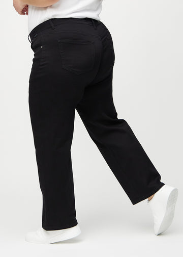 Schwarze loose jeans von der Seite an einem Plus-Size-Model gesehen.