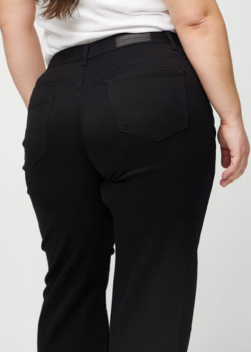 Schwarze loose jeans von hinten in Nahaufnahme an einem Plus-Size-Model, um Details zu zeigen.