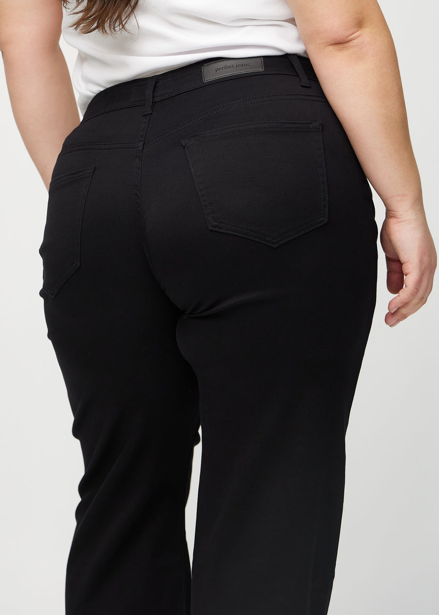 Schwarze loose jeans von hinten in Nahaufnahme an einem Plus-Size-Model, um Details zu zeigen.