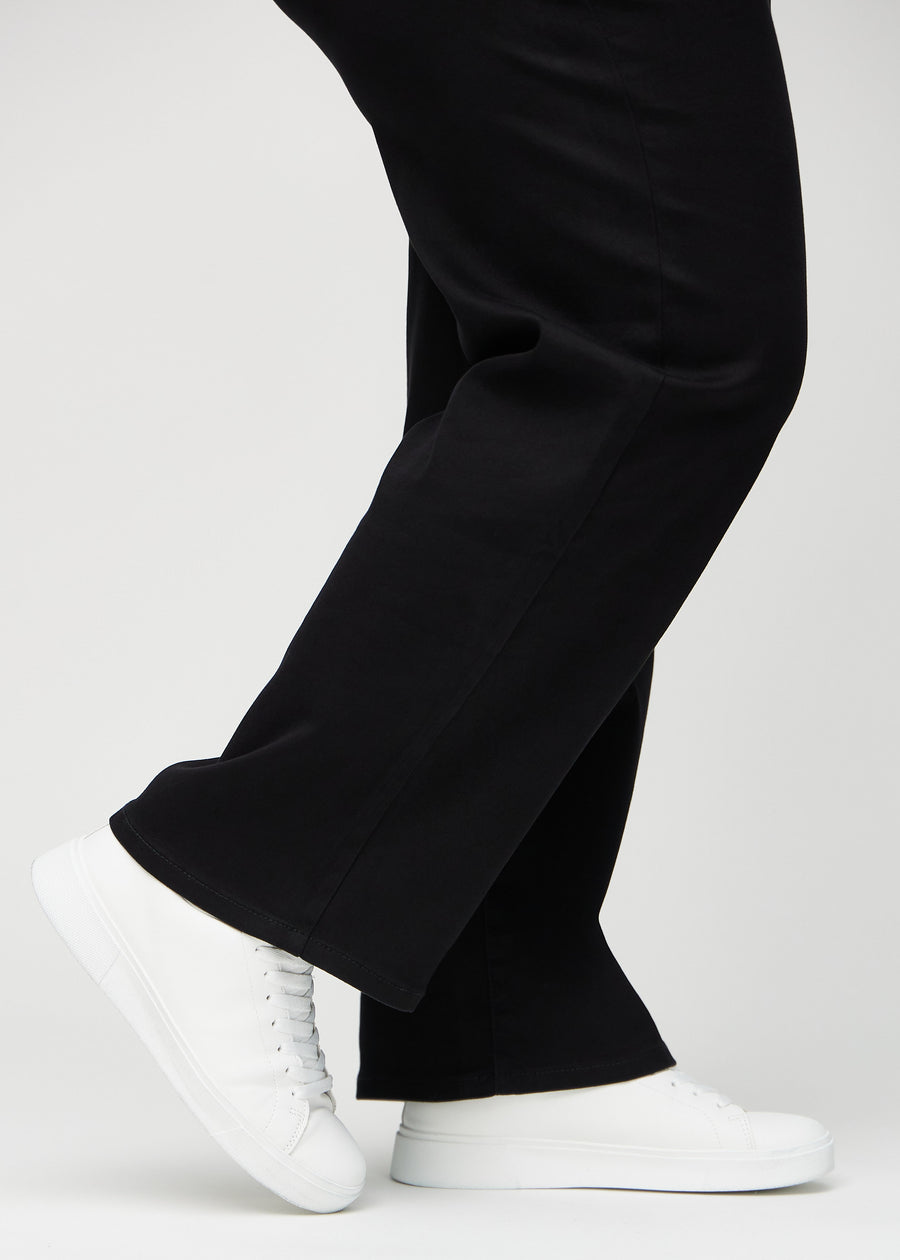 Die Knöchel eines Plus-Size-Models, sodass man sehen kann, wie locker die Jeans in einer Loose Passform sitzt.