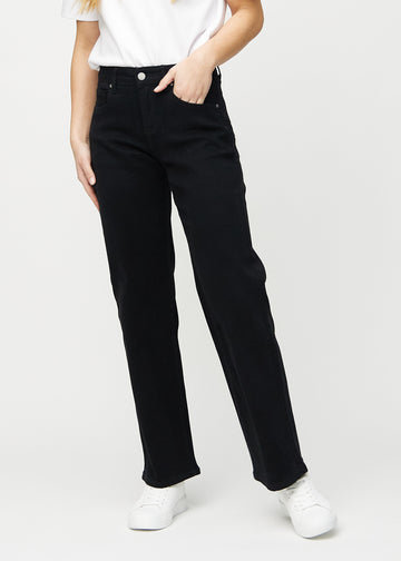 Schwarze loose jeans, Modellname Ravens, locker sitzend mit viel Weite in den Beinen, von vorne gesehen.