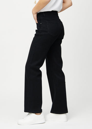 Schwarze loose jeans von der Seite am Model gesehen.