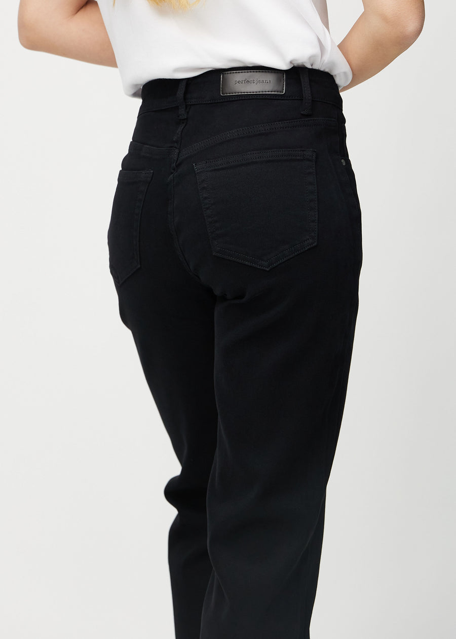 Schwarze loose jeans von hinten in Nahaufnahme, um Details zu zeigen.