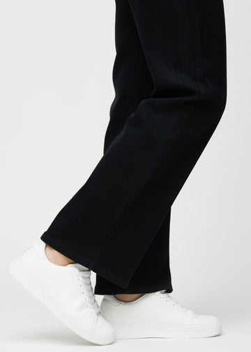 Die Knöchel eines Models, sodass man sehen kann, wie locker die Jeans in einer Loose Passform sitzt.