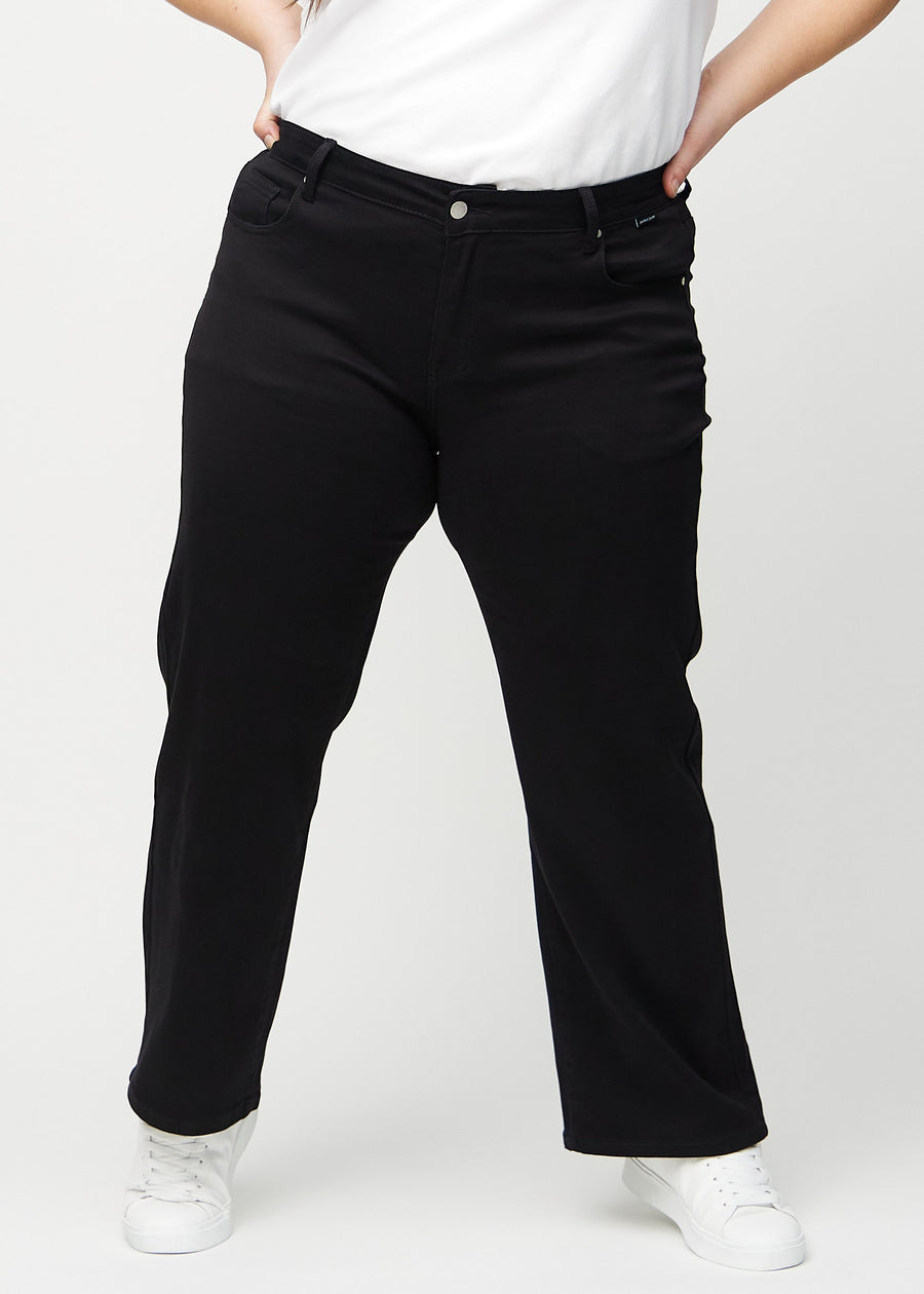 Schwarze loose jeans, Modellname Ravens, locker sitzend mit viel Weite in den Beinen an einem Plus-Size-Model, von vorne gesehen.