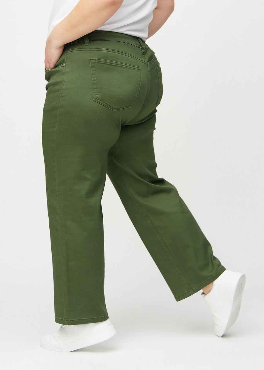 Loose-Jeans für Damen in Dunkelgrün, Farbe Renewals. Seitenansicht an einem Plus-Size-Model, die weite Passform ist zu sehen.