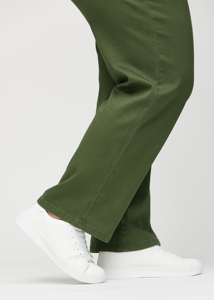 Loose-Jeans für Damen in Dunkelgrün, Farbe Renewals. Nahaufnahme an den Knöcheln eines Plus-Size-Models, um die weiten Beinabschlüsse zu zeigen.