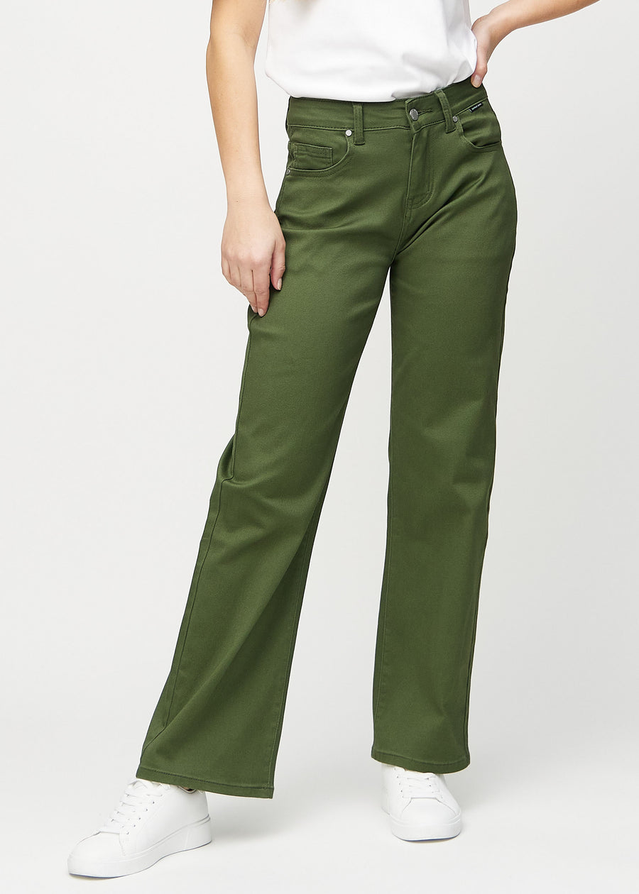 Loose-Jeans für Damen in Dunkelgrün, Farbe Renewals. Vorderansicht an einem Model, locker geschnitten mit viel Platz an den Beinen.