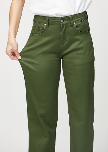 Loose-Jeans für Damen in Dunkelgrün, Farbe Renewals. Ein Model dehnt den Jeansstoff am Oberschenkel, um den Stretch zu zeigen.