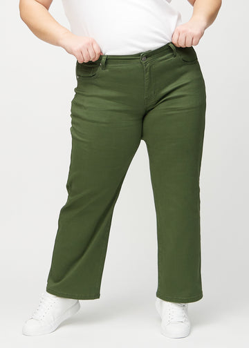 Loose-Jeans für Damen in Dunkelgrün, Farbe Renewals. Vorderansicht an einem Plus-Size-Model, locker geschnitten mit viel Platz an den Beinen.