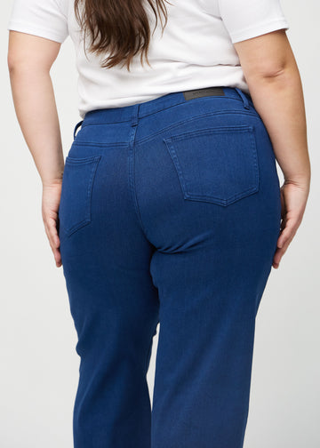 Dunkelblaue loose jeans von hinten in Nahaufnahme an einem Plus-Size-Model, um Details zu zeigen.