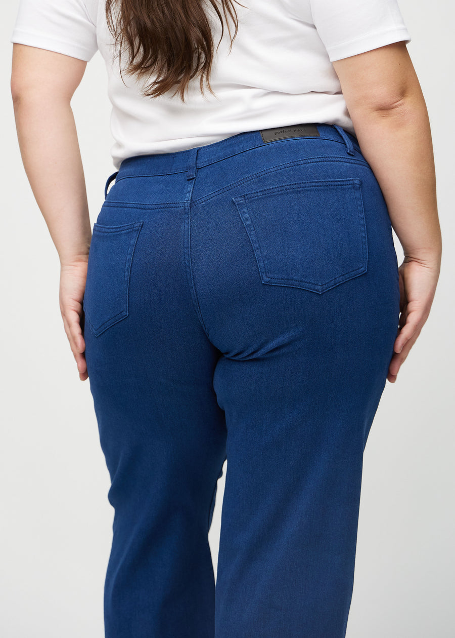 Dunkelblaue loose jeans von hinten in Nahaufnahme an einem Plus-Size-Model, um Details zu zeigen.