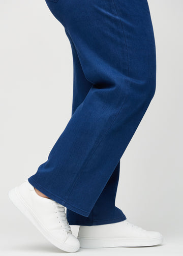 Die Knöchel eines Plus-Size-Models, damit man sehen kann, wie locker die Jeans sitzt.