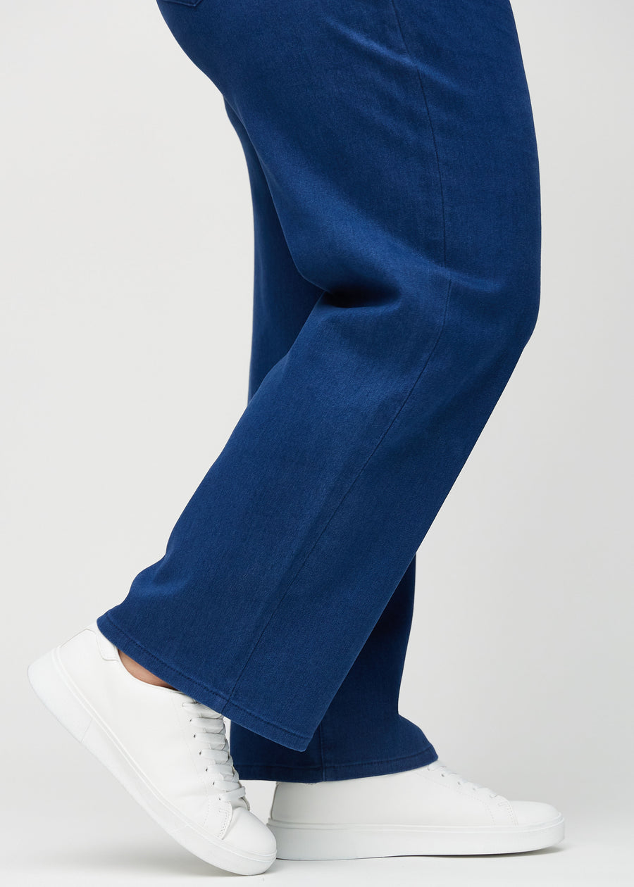 Die Knöchel eines Plus-Size-Models, damit man sehen kann, wie locker die Jeans sitzt.
