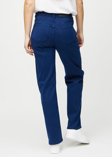 Dunkelblaue loose jeans von hinten gesehen, damit man das gesamte Produkt sehen kann.