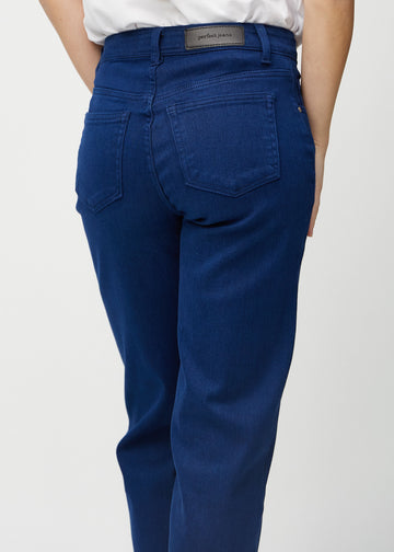Dunkelblaue loose jeans von hinten in Nahaufnahme, um Details zu zeigen.
