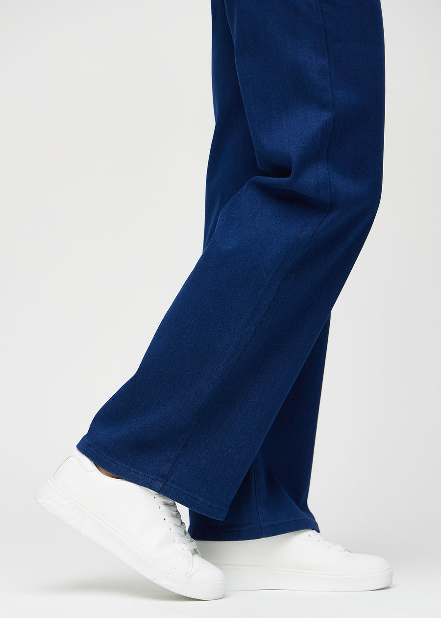 Die Knöchel eines Models, damit man sehen kann, wie locker die Jeans sitzt.