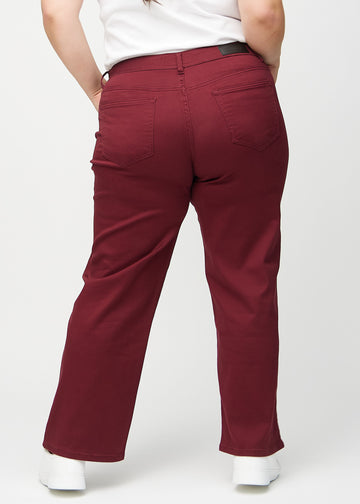 Loose-Jeans für Damen in Dunkelrot, Farbe Santas. Rückansicht an einem Plus-Size-Model, die gesamte lockere Passform ist zu sehen.