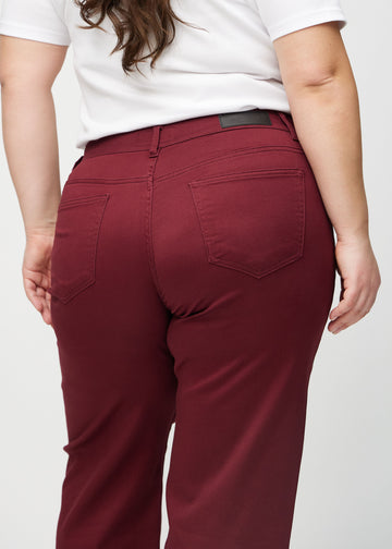 Loose-Jeans für Damen in Dunkelrot, Farbe Santas. Nahaufnahme von hinten an einem Plus-Size-Model, um die Passform und Details zu zeigen.