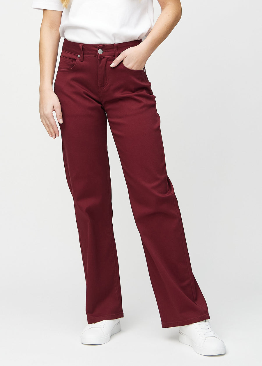 Loose-Jeans für Damen in Dunkelrot, Farbe Santas. Vorderansicht an einem Model, locker geschnitten mit viel Platz an den Beinen.