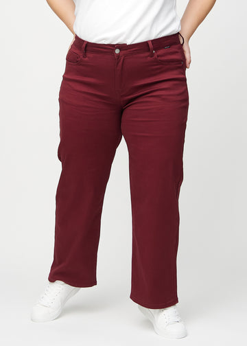 Loose-Jeans für Damen in Dunkelrot, Farbe Santas. Vorderansicht an einem Plus-Size-Model, locker geschnitten mit viel Platz an den Beinen.