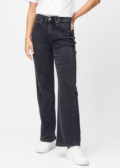 Loose-Jeans für Damen in Dunkelgrau, Farbe Shadows. Vorderansicht an einem Model, locker geschnitten mit viel Platz an den Beinen.