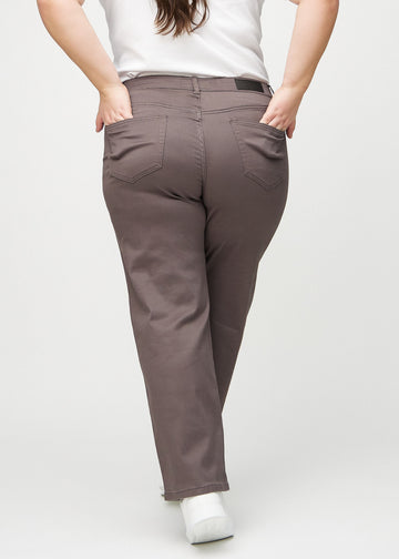 Loose-Jeans für Damen in Graubraun, Farbe Thunders. Rückansicht an einem Plus-Size-Model, die gesamte lockere Passform ist zu sehen.