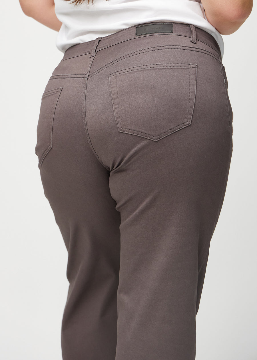 Loose-Jeans für Damen in Graubraun, Farbe Thunders. Nahaufnahme von hinten an einem Plus-Size-Model, um die Passform und Details zu zeigen.