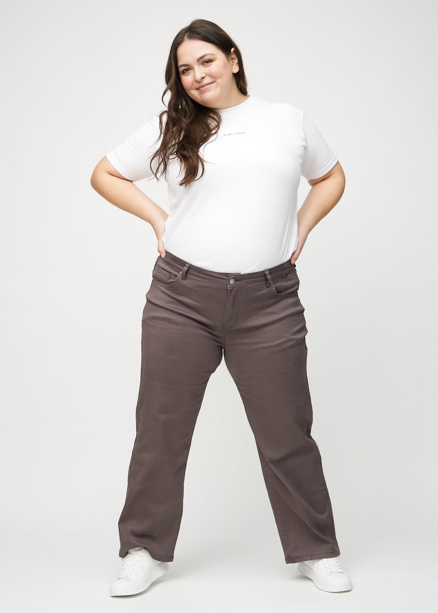 Loose-Jeans für Damen in Graubraun, Farbe Thunders. Ganzkörperansicht eines Plus-Size-Models in den locker geschnittenen Jeans.
