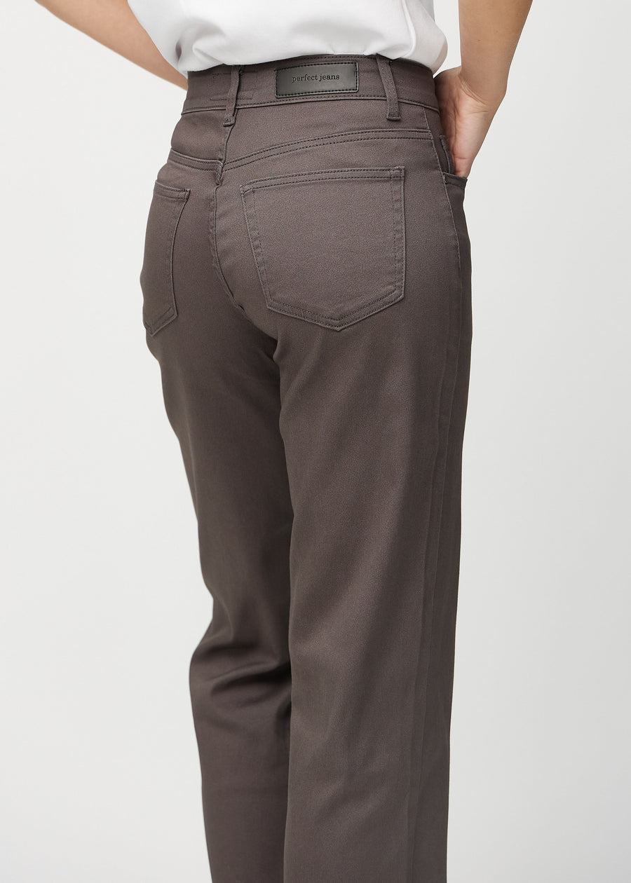 Loose-Jeans für Damen in Graubraun, Farbe Thunders. Nahaufnahme von hinten an einem Model, um die Passform und Details zu zeigen.