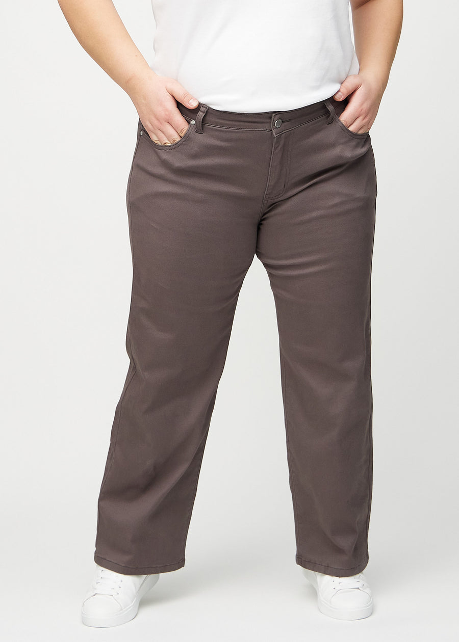 Loose-Jeans für Damen in Graubraun, Farbe Thunders. Vorderansicht an einem Plus-Size-Model, locker geschnitten mit viel Platz an den Beinen.