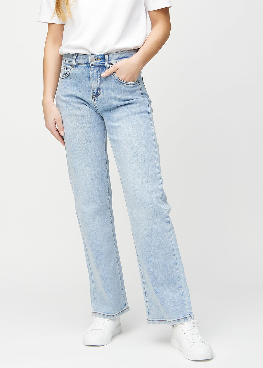 Loose-Jeans für Damen in Hellblau, Farbe Waves. Vorderansicht an einem Model, locker geschnitten mit viel Platz an den Beinen.