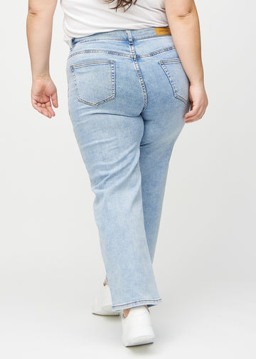 Loose-Jeans für Damen in Hellblau, Farbe Waves. Rückansicht an einem Plus-Size-Model, die gesamte lockere Passform ist zu sehen.