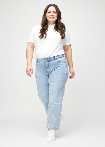 Loose-Jeans für Damen in Hellblau, Farbe Waves. Ganzkörperansicht eines Plus-Size-Models in den locker geschnittenen Jeans.